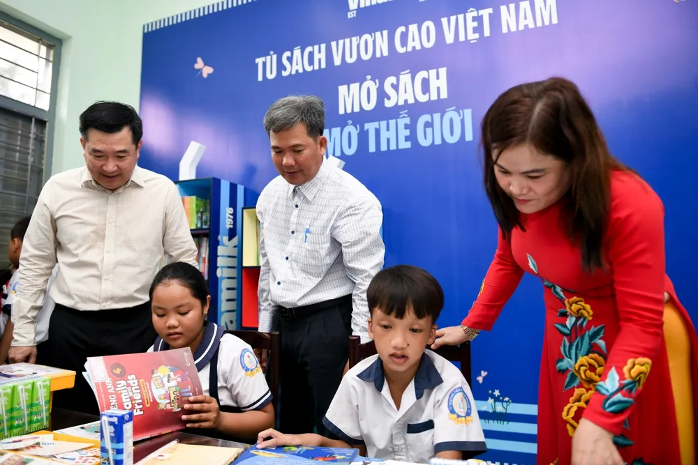 Vinamilk mang niềm vui bất ngờ cho học sinh nghèo Bến Tre trong ngày khai giảng.jpg
