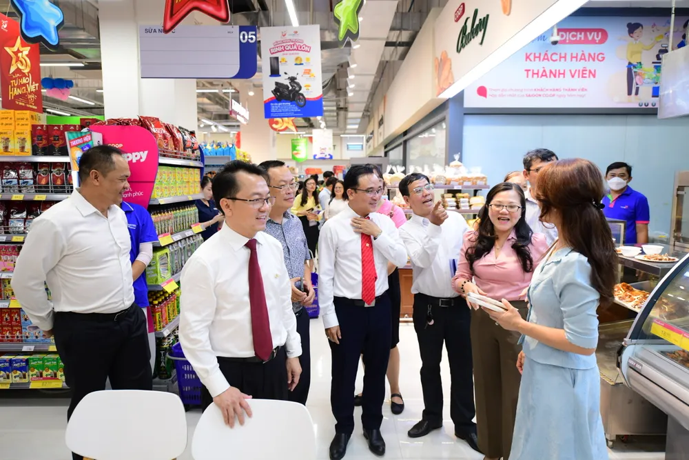 Ông Nguyên Anh Đức, Tổng giám đốc và lãnh đạo Saigon Co.op đưa đại biểu tham quan siêu thị. co-opmart-pham-the-hien-chinh-thuc-khai-truong.jpg