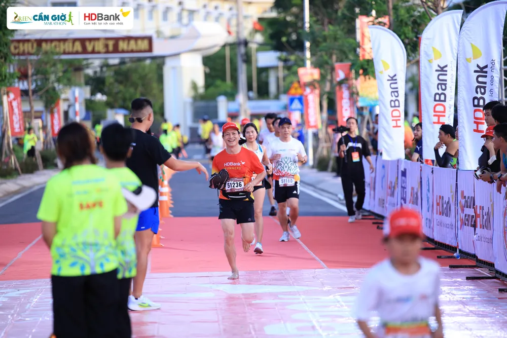 Ở hệ phong trào 5km, anh Lê Thanh Tùng - Phó Tổng giám đốc HDBank đã về đích ấn tượng với… đôi bàn chân trần, do giày bị bong trên đường. 400-hdbank-runners-toa-sang-tren-duong-dua-xanh-green-can-gio-marathon-hdbank-2024-2.jpg