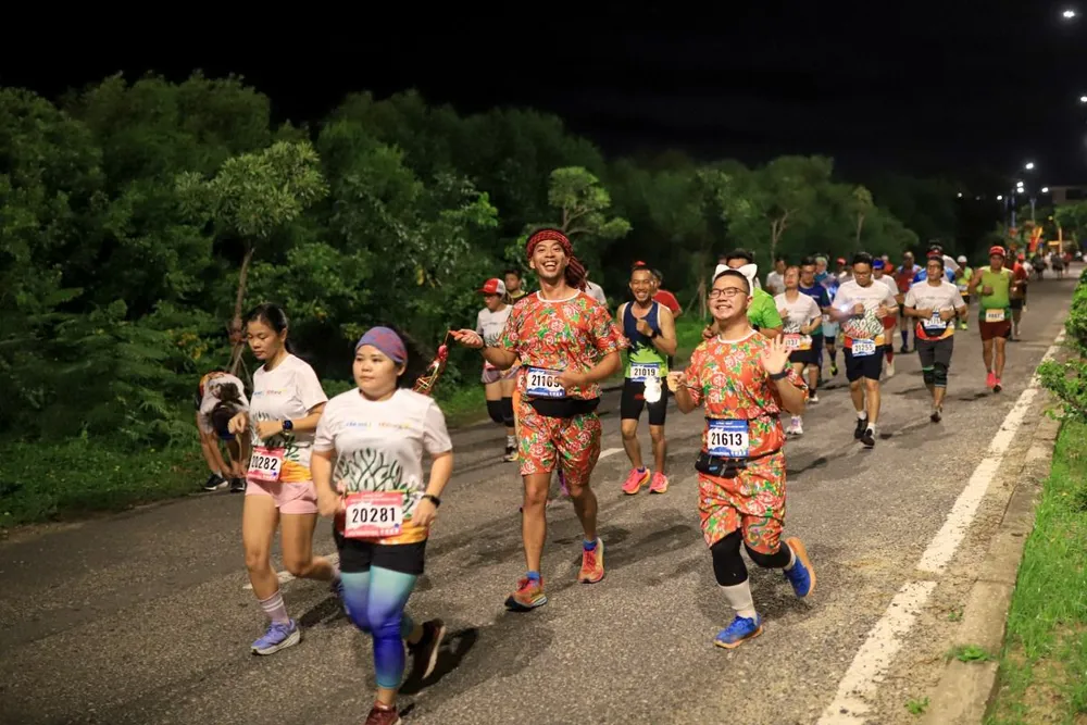 400-hdbank-runners-toa-sang-tren-duong-dua-xanh-green-can-gio-marathon-hdbank-2024-2.jpg