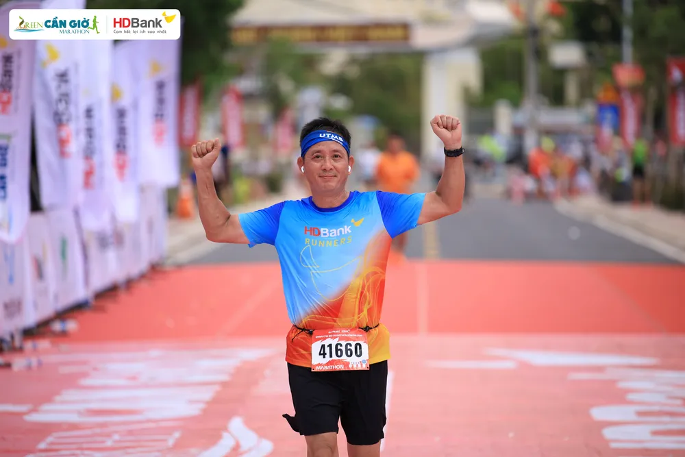 Nổi bật ở cự ly nam 42km, anh Nguyễn Cảnh Vinh - Phó Tổng giám đốc HDBank đã về đích sau 5 tiếng 32 phút 31 giây. 400-hdbank-runners-toa-sang-tren-duong-dua-xanh-green-can-gio-marathon-hdbank-2024.jpg