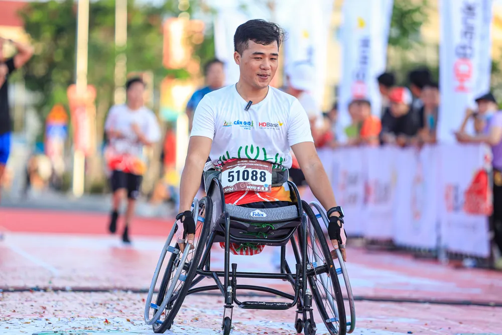 Giải cũng để lại nhiều khoảnh khắc xúc động. VĐV Tô Đình Khánh tham gia cự ly 5km bằng xe lăn. Kết quả, anh về đích sau 49 phút. 400-hdbank-runners-toa-sang-tren-duong-dua-xanh-green-can-gio-marathon-hdbank-2024-3.jpg