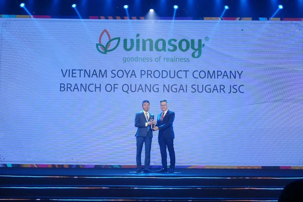 Đại diện Tạp chí HR Asia (bên phải) trao cúp nữ thần Harmonia và chứng nhận "Nơi làm việc tốt nhất Châu Á" cho ông Ngô Anh Tịnh - Phó Giám đốc điều hành Vinasoy. dieu-gi-da-giup-vinasoy-tro-thanh-noi-lam-viec-tot-nhat-chau-a-nam-2024.jpg