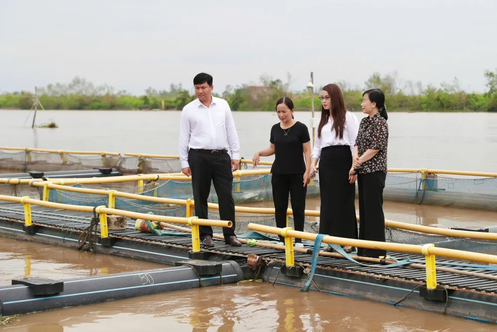 Đoàn công tác thăm hỏi, động viên khách hàng Phạm Văn Nhiêu tại huyện Tiên Lãng - Hải Phòng, bị thiệt hại khoảng 200 tấn cá giống, cá thịt và 3 khu lán trại, thiệt hại ước tính 13 tỷ đồng. agribank-to-chuc-cac-doan-cong-tac-nam-bat-tinh-hinh-khac-phuc-thiet-hai-con-bao-so-3.jpg