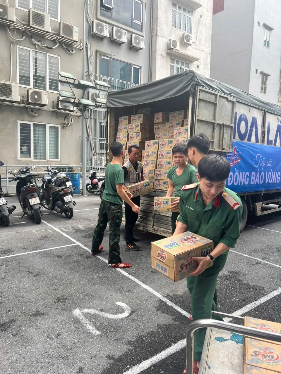 Các đơn vị quân đội tiếp nhận các sản phẩm thức uống tốt cho sức khỏe của Tân Hiệp Phát để giúp người dân vùng lũ tiếp thêm năng lượng, tăng cường sức khỏe trước những khó khăn, thách thức để sớm ổn định cuộc sống. 8-000-thung-san-pham-number-1-tiep-suc-dong-bao-vung-lu-2.jpg