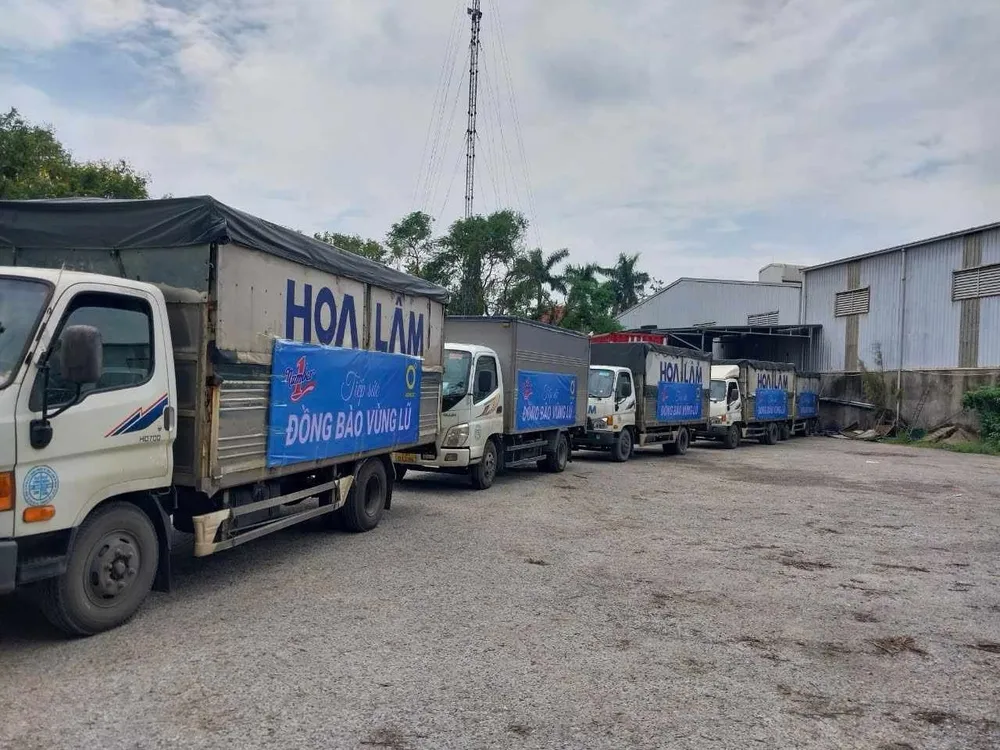 Các chuyến xe tiếp sức đồng bào vùng lũ liên tục được Tân Hiệp Phát chuyển đi trong 2 ngày qua. 8.000 thùng sản phẩm Number 1 tiếp sức đồng bào vùng lũ.jpg
