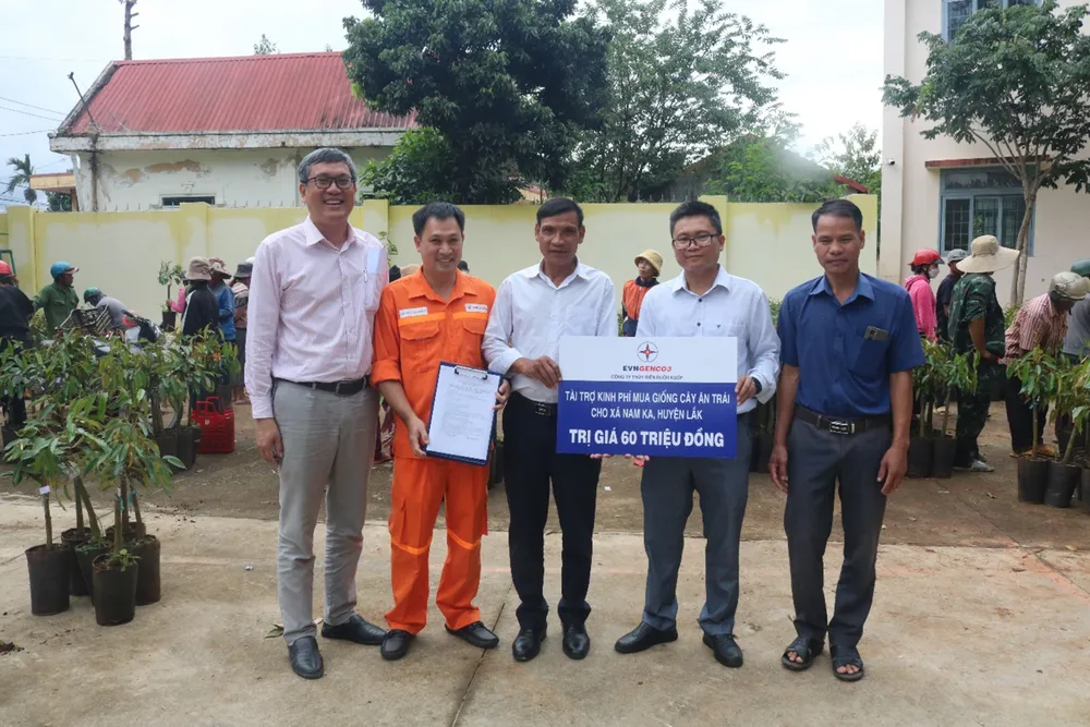Lãnh đạo Công ty Thủy điện Buôn Kuốp tài trợ 60 triệu đồng mua giống cây trồng ở xã Nam Ka. Ảnh: TĐ Công ty Thủy điện Buôn Kuốp đóng góp cho ngân sách nhà nước hơn 9.600 tỉ đồng.jpg