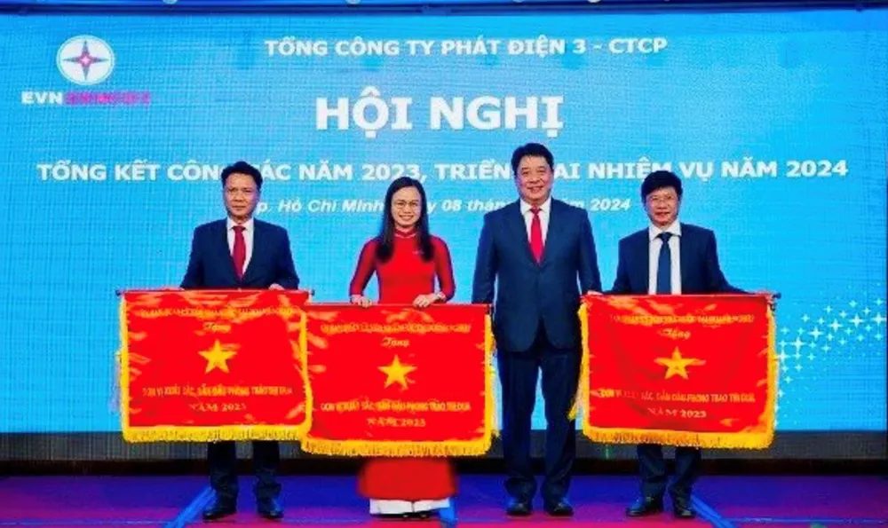 Công ty Thuỷ điện Buôn Kuốp nhận cờ thi đua của Ủy ban Quản lý vốn nhà nước. Ảnh: TĐ cong-ty-thuy-dien-buon-kuop-dong-gop-cho-ngan-sach-nha-nuoc-hon-9-600-ti-dong.png