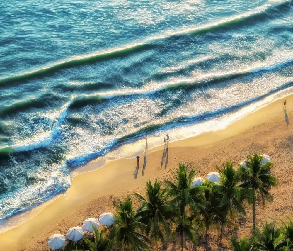 Bờ biển trong xanh, không khí trong lành là điểm cộng khiến Nha Trang thu hút du khách trong nước và quốc tế lựa chọn để nghỉ dưỡng. dieu-gi-giup-nha-trang-tro-thanh-thien-duong-nghi-duong-duoc-yeu-thich-nhat-chau-a.jpg