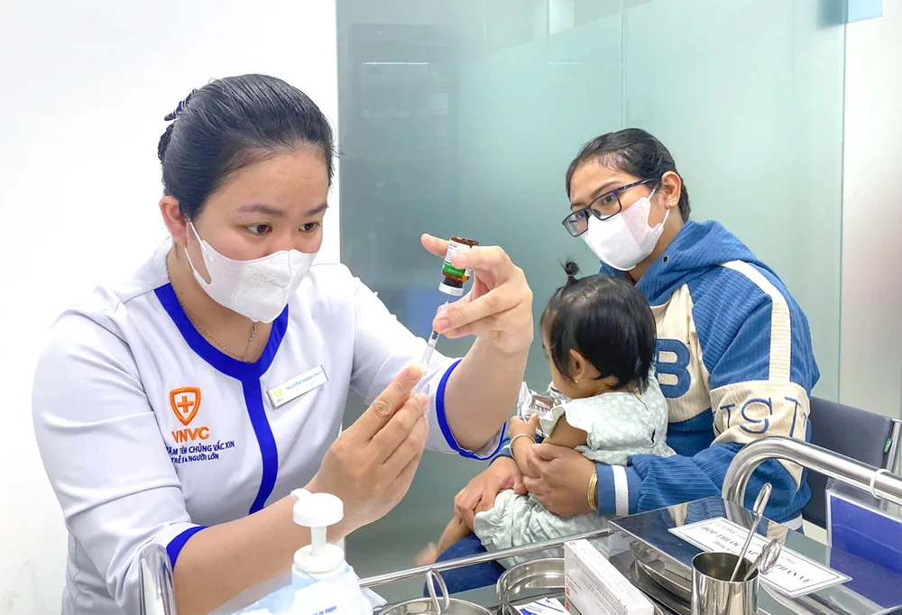 Nhiều phụ huynh đưa trẻ đến VNVC tiêm vắc xin sởi miễn phí từ ngày 16-9. Ảnh: Mộc Thảo giam-doc-so-y-te-tp-hcm-danh-gia-cao-khi-vnvc-tiem-nhieu-vac-xin-soi-nhat-trong-ngay-dau-chien-dich-tang-cuong-2.png
