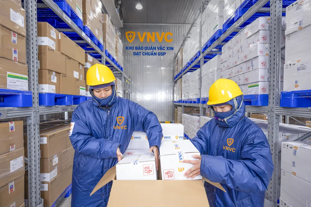 VNVC đầu tư lớn cho hệ thống 4 kho tổng, gần 200 kho lạnh bảo quản vắc xin đạt GSP theo tiêu chuẩn quốc tế cùng các hệ thống kiểm soát, giám sát chất lượng khắt khe. Ảnh: Mộc Thảo Giám đốc Sở Y tế TP.HCM đánh giá cao khi VNVC tiêm nhiều vắc xin sởi nhất trong ngày đầu chiến dịch tăng cường.png