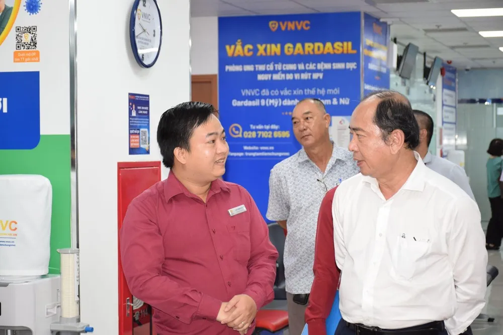 PGS.TS Tăng Chí Thượng (bên phải) và ông Lưu Bằng Phi (bên trái) tại buổi thăm và làm việc với VNVC quận 8 sáng 17-9. Ảnh: Mộc Thảo giam-doc-so-y-te-tp-hcm-danh-gia-cao-khi-vnvc-tiem-nhieu-vac-xin-soi-nhat-trong-ngay-dau-chien-dich-tang-cuong.jpg