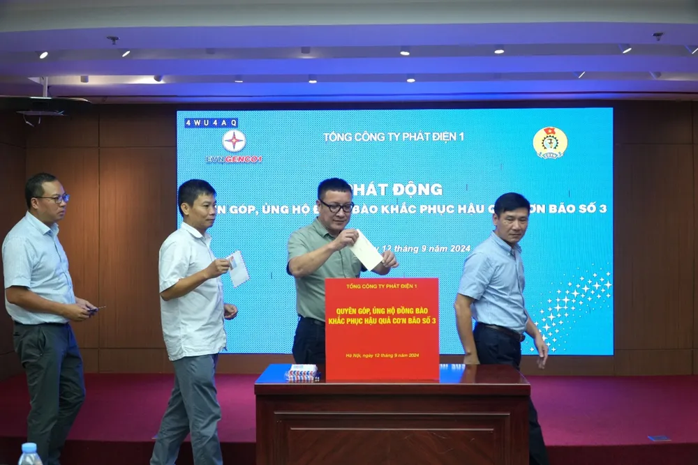 Các đồng chí trong Ban lãnh đạo Tổng công ty tham gia ủng hộ đồng bào bị thiệt hại do bão, lũ gây ra. cbcnv-trong-toan-evngenco1-dong-gop-it-nhat-1-ngay-luong-de-ung-ho-dong-bao-bi-thiet-hai-do-thien-tai-bao-lut-2.jpg