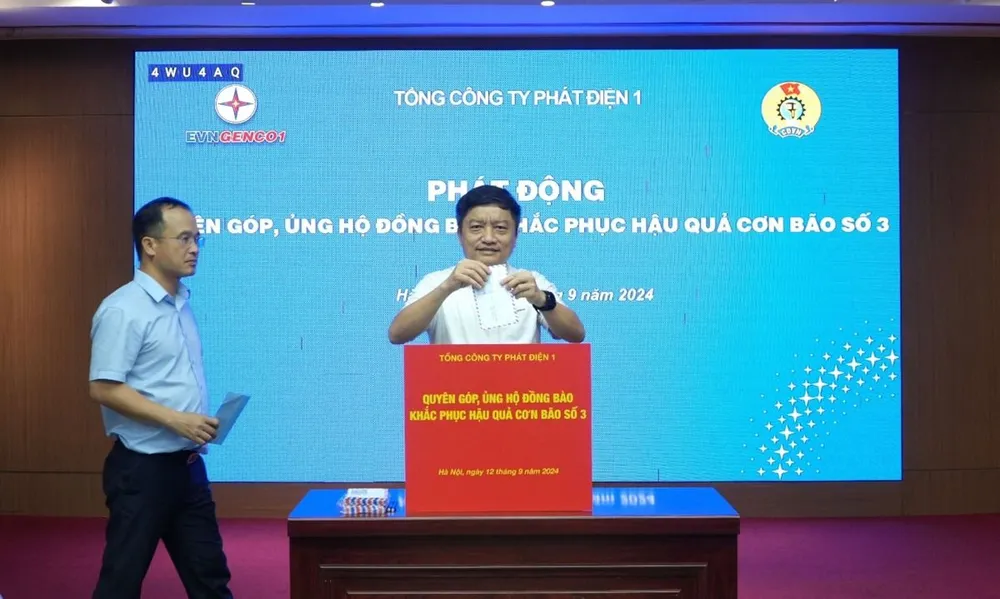 Ông Nguyễn Tiến Khoa - Chủ tịch HĐTV EVNGENCO1 tham gia ủng hộ đồng bào khắc phục hậu quả cơn bão số 3 tại lễ phát động cbcnv-trong-toan-evngenco1-dong-gop-it-nhat-1-ngay-luong-de-ung-ho-dong-bao-bi-thiet-hai-do-thien-tai-bao-lut.jpg