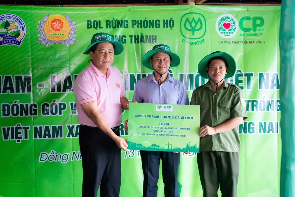 Ông Sawang Chanprasert - Phó TGĐ cấp cao ngành kinh doanh giống gia cầm trao tặng bảng tượng trưng cho đại diện BQL Rừng Phòng hộ Long Thành. cp-viet-nam-trong-20-000-cay-duoc-tai-rung-ngap-man-dong-nai-2.JPG