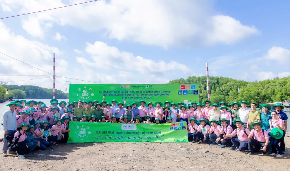 CPers với màu áo hồng trong hành trình xây dựng mảng xanh tại tỉnh Đồng Nai. cp-viet-nam-trong-20-000-cay-duoc-tai-rung-ngap-man-dong-nai.JPG