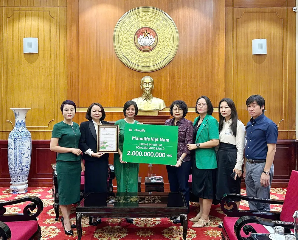 Đại diện Manulife Việt Nam trao số tiền quyên góp đến MTTQ Việt Nam. manulife-quyen-gop-hon-2-6-ty-dong-ho-tro-khac-phuc-hau-qua-bao-yagi.jpg
