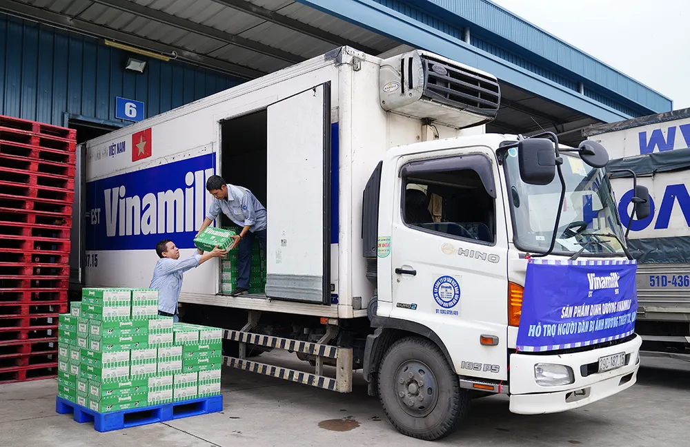 vinamilk-ho-tro-gan-3-ty-dong-san-pham-dinh-duong-cho-10-tinh-thanh-bi-bao-lu.JPG