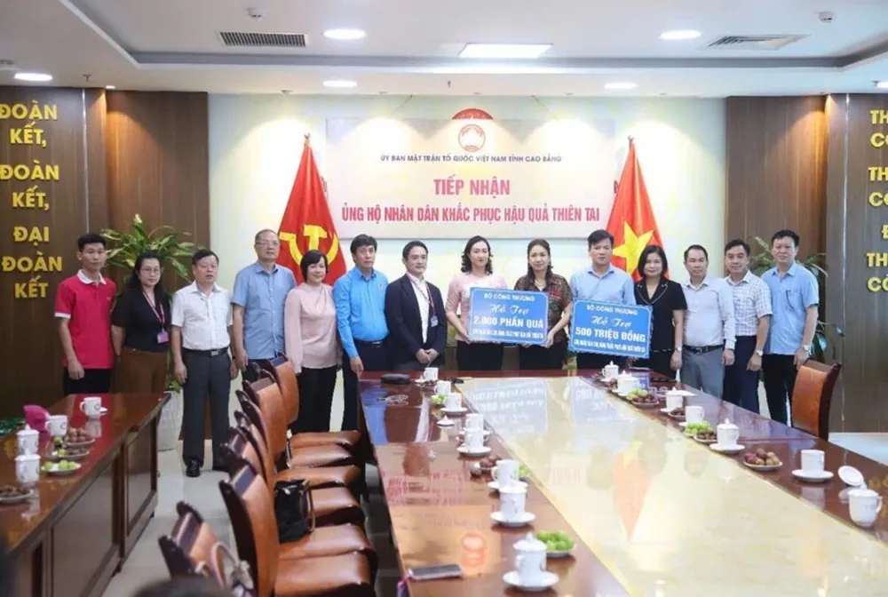 AEON Việt Nam đồng hành cùng Bộ Công thương trao tặng những phần quà thiết yếu cho người dân các vùng bị ảnh hưởng bởi bão số 3 tap-doan-aeon-ho-tro-nguoi-dan-bi-anh-huong-bao-lu-voi-tri-gia-gan-2-5-ty-2.jpg