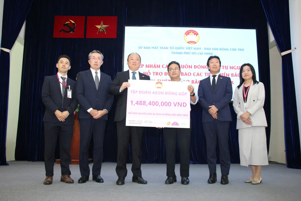 Đại diện Ủy ban Mặt trận Tổ quốc Việt Nam TP.HCM tiếp nhận gói trao tặng trị giá gần 1.5 tỷ đồng từ Tập đoàn AEON và Quỹ AEON 1% tap-doan-aeon-ho-tro-nguoi-dan-bi-anh-huong-bao-lu-voi-tri-gia-gan-2-5-ty.jpg