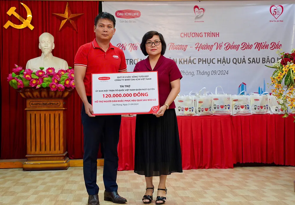 Ông Đặng Hồng Hải – TGĐ Dai-ichi Life Việt Nam trao biểu trưng số tiền tài trợ cho bà Vũ Thị Phương Liên - Ủy viên Quận Ủy – Phó Chủ tịch Ủy ban MTTQ VN quận Ngô Quyền, TP. Hải Phòng. dai-ichi-life-viet-nam-trien-khai-chuong-trinh-ket-noi-trieu-yeu-thuong-huong-ve-dong-bao-mien-bac-2.JPG