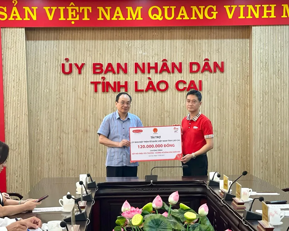 Ông Ngô Việt Phương – Phó TGĐ Kinh doanh (áo đỏ) trao biểu trưng số tiền tài trợ cho ông Lý Văn Hải, Ủy viên Ban Thường vụ Tỉnh ủy, Chủ tịch Ủy ban MTTQ VN tỉnh Lào Cai. Dai-ichi Life Việt Nam triển khai chương trình ‘Kết nối triệu yêu thương - Hướng về đồng bào miền Bắc’.JPG