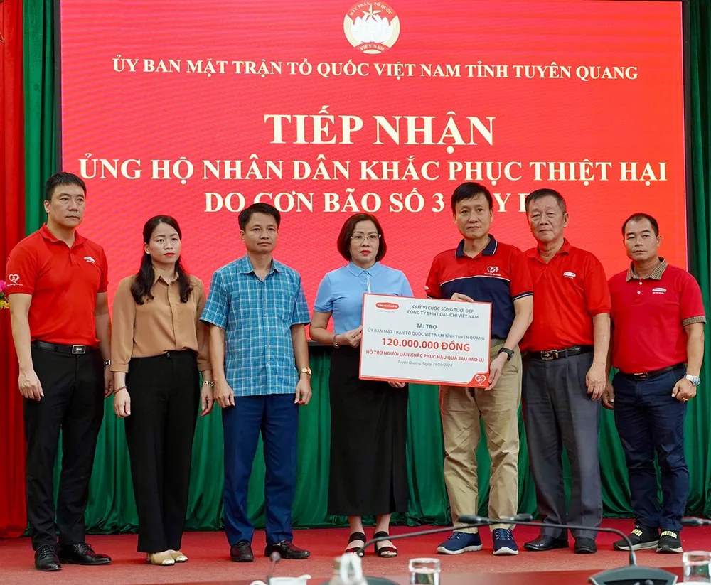 Ông Trần Đình Quân – Chủ tịch HĐTV Dai-ichi Life Việt Nam kiêm Chủ tịch Quỹ Vì cuộc sống tươi đẹp (thứ ba, từ phải qua) trao biểu trưng số tiền tài trợ cho bà Tăng Thị Dương - Ủy viên BCH Đảng bộ tỉnh, Phó Chủ tịch Ủy ban MTTQ VN tỉnh Tuyên Quang. dai-ichi-life-viet-nam-trien-khai-chuong-trinh-ket-noi-trieu-yeu-thuong-huong-ve-dong-bao-mien-bac.JPG