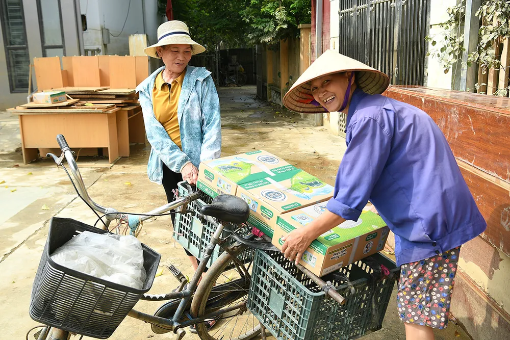 Dinh dưỡng yêu thương, ấm áp tình người tại những vùng chịu thiệt hại nặng nề sau bão. Sữa Cô Gái Hà Lan hỗ trợ người dân tái thiết cuộc sống sau bão lũ.jpg