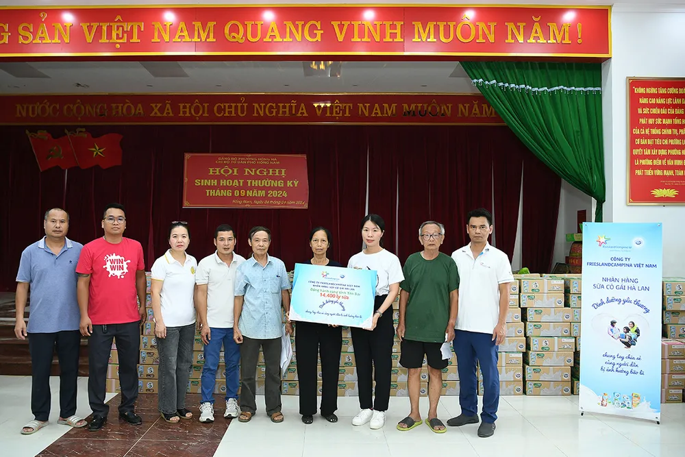 Đoàn cứu trợ của sữa Cô Gái Hà Lan ân cần thăm hỏi, động viên người dân Yên Bái và hỗ trợ hàng chục nghìn phần sữa. sua-co-gai-ha-lan-ho-tro-nguoi-dan-tai-thiet-cuoc-song-sau-bao-lu.jpg