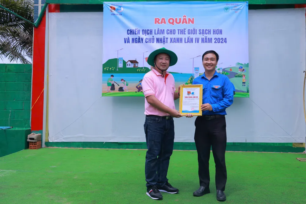 Đại diện địa phương gửi lời cảm ơn và trao giấy chứng nhận cho Công ty. cp-viet-nam-tham-gia-lam-sach-bo-bien-phuoc-hung-2.JPG
