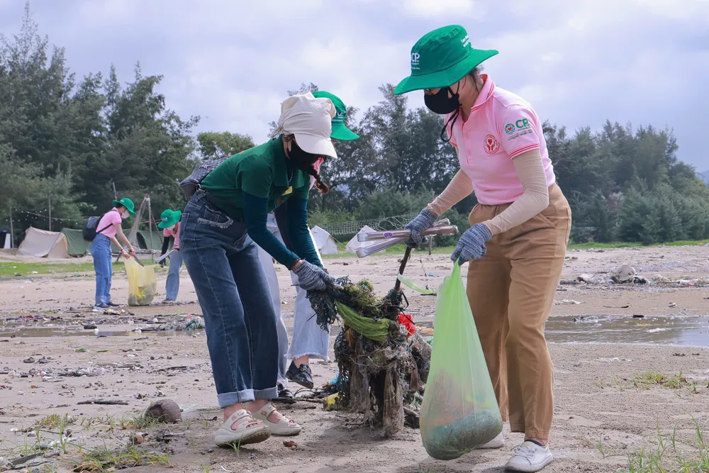 Các tình nguyện viên trang bị đầy đủ dụng cụ và chia thành các nhóm nhỏ sẵn sàng ra quân CP Việt Nam tham gia làm sạch bờ biển Phước Hưng.JPG