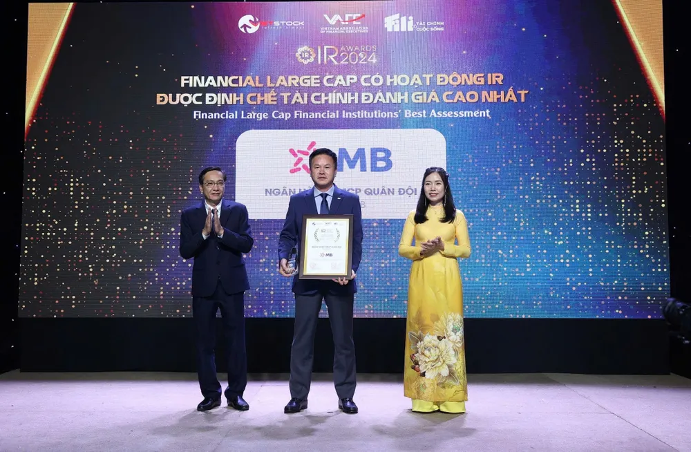 Ông Hà Trọng Khiêm – Phó Tổng giám đốc đại diện MB nhận giải thưởng Financial Large Cap có hoạt động IR được Định chế tài chính đánh giá cao nhất MB nhận ‘cú đúp’ giải thưởng tại IR Awards 2024.jpg