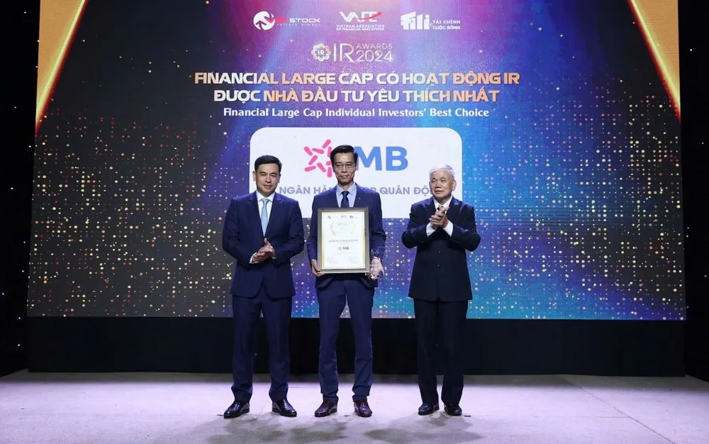 Ông Đàm Nhân Đức – Kinh tế trưởng đại diện MB nhận giải thưởng Financial Large Cap có hoạt động IR được Nhà đầu tư yêu thích nhất. mb-nhan-cu-dup-giai-thuong-tai-ir-awards-2024.jpg