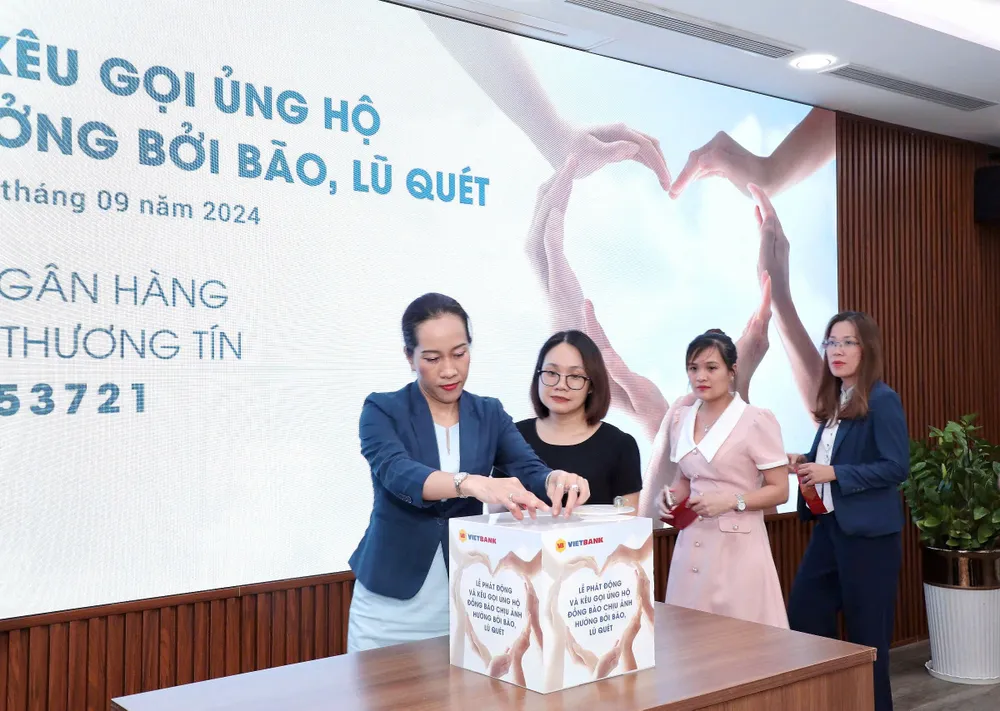 Ban lãnh đạo cùng cán bộ nhân viên Vietbank chung tay quyên góp ủng hộ đồng bào. Mùa gắn kết, đong đầy yêu thương.jpg