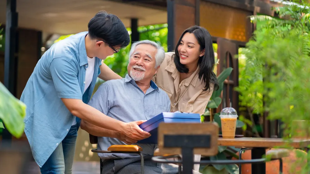 Chị Hằng mong đến dịp Tết Dương lịch để tặng bố mẹ món quà đặc biệt. mua-gan-ket-dong-day-yeu-thuong.jpg