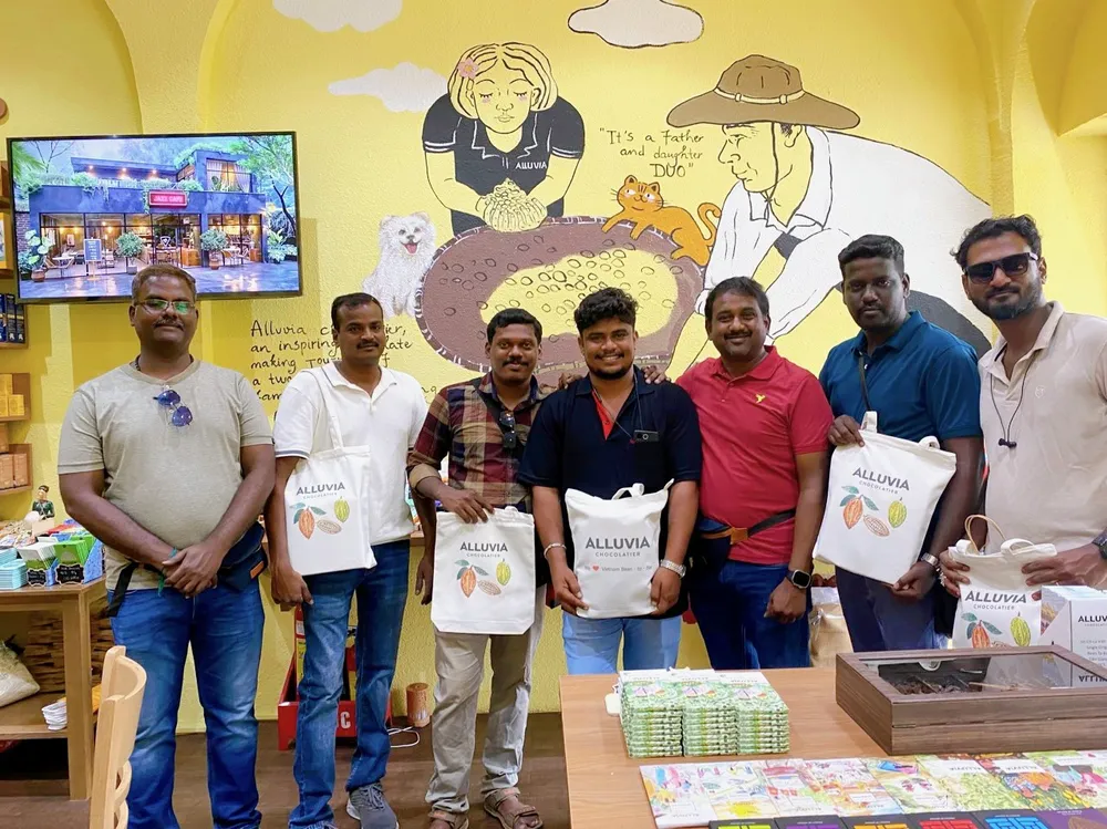 Khách du lịch Ấn Độ chụp hình kỷ niệm tại cửa hàng Thương xá TAX, 74-74B Lê Lợi, quận 1.jpg