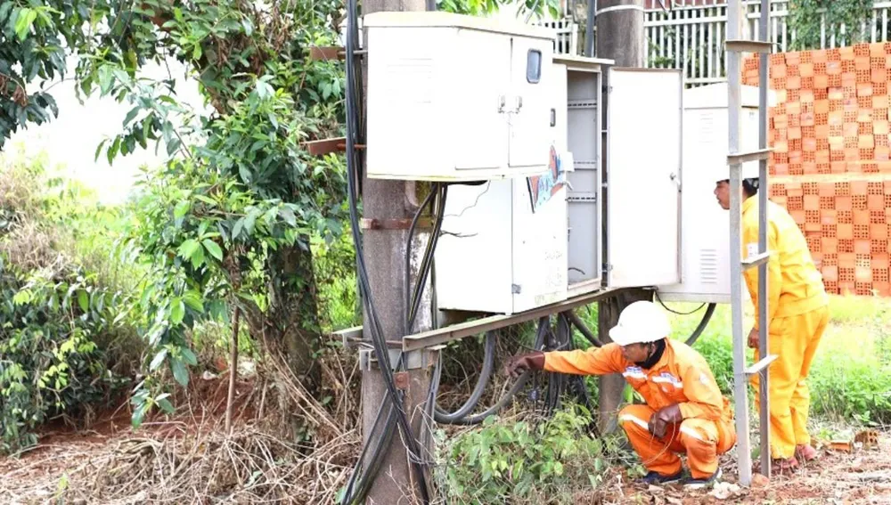 Cán bộ điện lực kiểm tra trạm biến áp bị phá hoại. Ảnh: TÂM AN dak-nong-20-tram-bien-ap-dien-luc-o-tp-gia-nghia-bi-pha-hoai-trom-day-dong.JPG