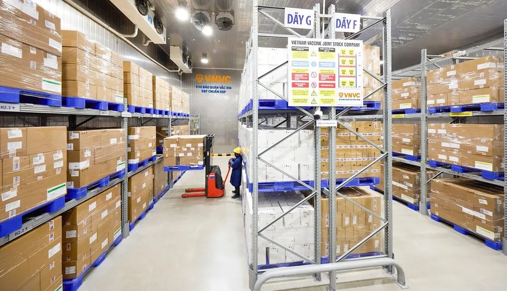 Ngay từ khi thành lập, VNVC đã đầu tư lớn xây dựng hệ thống kho lạnh, dây chuyền lạnh đạt chuẩn GSP tiêu chuẩn quốc tế, có thể bảo quản đồng thời 400 triệu liều vắc xin. Gần 15.000 người Việt Nam tiêm vắc xin sốt xuất huyết.jpg