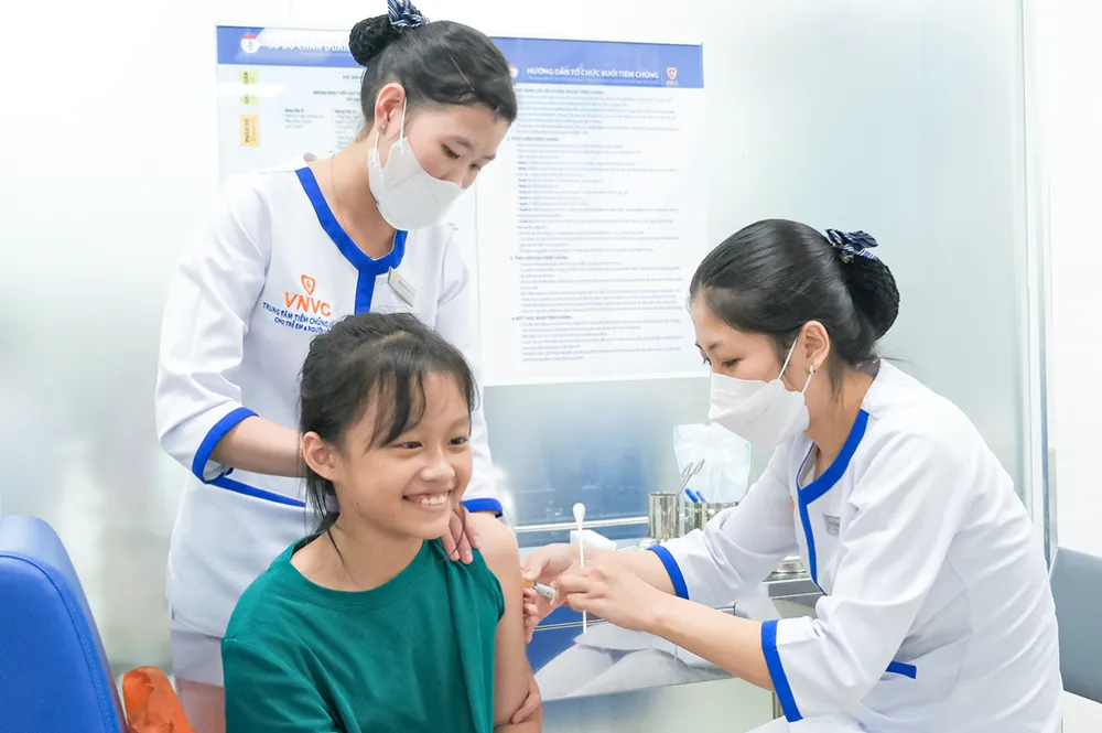 Nhiều trẻ em trong độ tuổi học đường đã tiêm vắc xin sốt xuất huyết tại Trung tâm tiêm chủng VNVC. gan-15-000-nguoi-viet-nam-tiem-vac-xin-sot-xuat-huyet.png