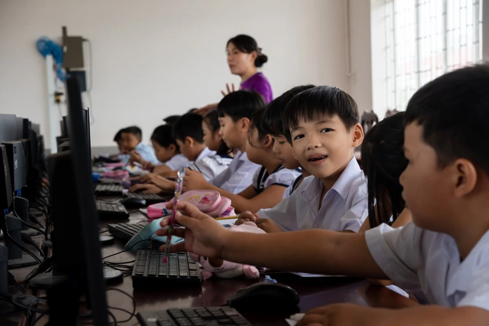 Các em nhỏ sử dụng Internet hỗ trợ việc học. mach-truong-hoc-phu-huynh-bao-ve-con-tre-khoi-nguy-hiem-rinh-rap-tren-mang-2.jpg