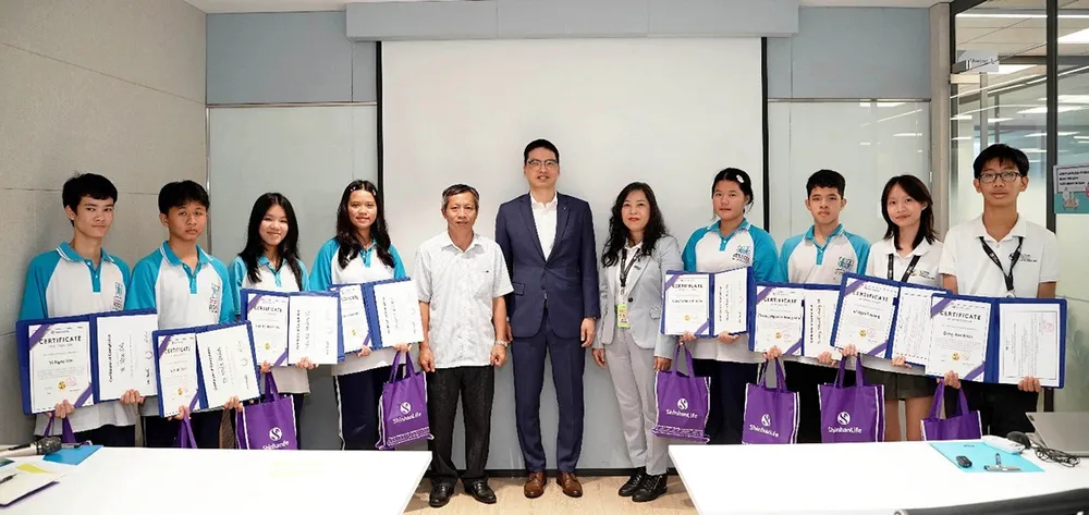 Các thanh thiếu niên được trao Chứng nhận tốt nghiệp Chương trình iLead 2023 trong lễ tốt nghiệp tại TP.HCM. shinhan-life-va-nhung-sang-kien-gop-phan-kien-tao-tuong-lai-ben-vung-cho-the-he-tre-2.jpg