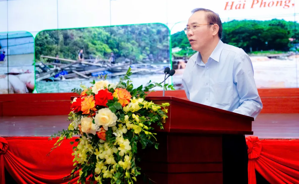 Thứ trưởng Phùng Đức Tiến phát biểu khai mạc chương trình. tap-doan-cp-ung-ho-5-ti-dong-hang-hoa-va-tien-mat-cho-nguoi-dan-bi-bao-lu-yagi-2.JPG