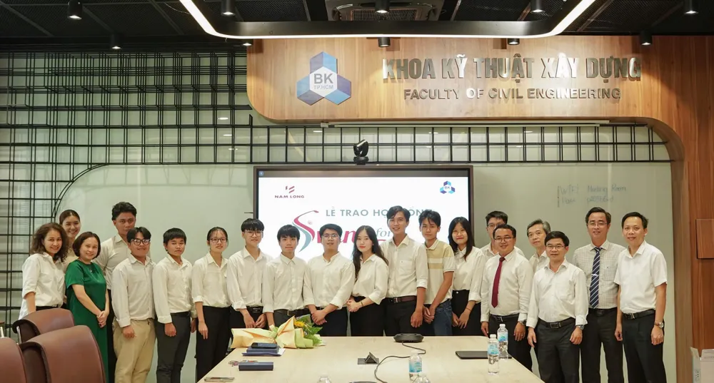 Tập đoàn Nam Long trao 72 suất học bổng ‘Swing for Dreams’ năm 2024 với tổng giá trị 720 triệu đồng.jpg