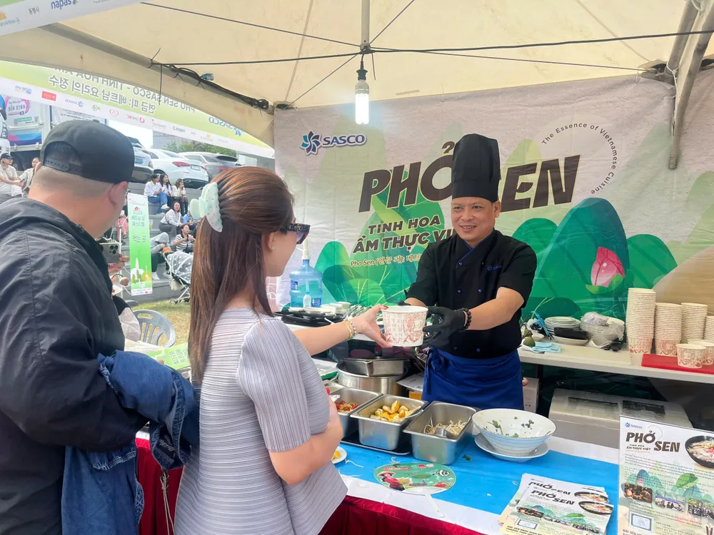 Phở Việt, hương sen tỏa ngát trong sắc thu Hàn.jpg