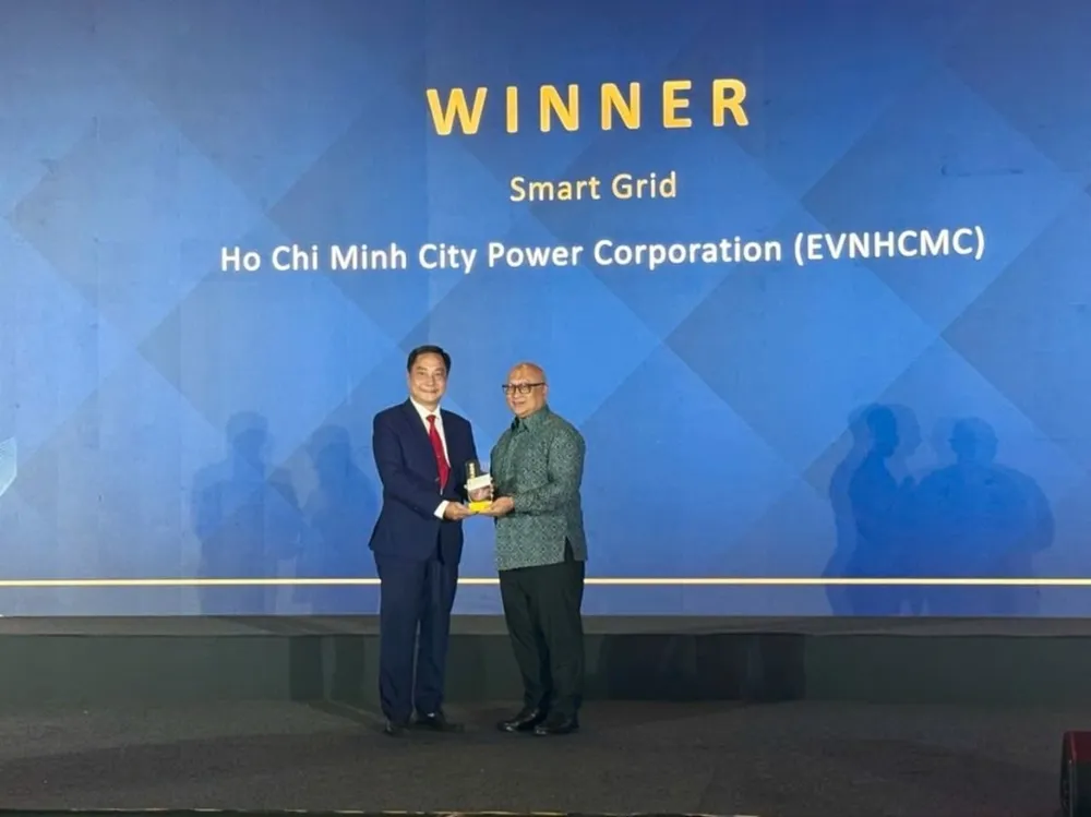 Ông Nguyễn Thanh Nhã – Phó TGĐ đại diện EVNHCMC lên nhận giải thưởng “Lưới điện thông minh - Smart Grid” tại Hội nghị Quốc tế ENLIT ASIA 2024 ở Malaysia. EVNHCMC liên tiếp đạt 2 giải thưởng quốc tế cho ‘Lưới điện thông minh - Smart Grid’.jpg