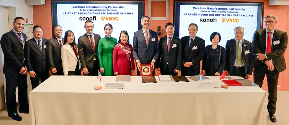 Lễ ký kết biên bản định hướng hợp tác của VNVC và Sanofi với sự chứng kiến của Bộ Y tế Việt Nam, Hội Hữu nghị và Hợp tác Việt Nam - Pháp và đại biểu các bên. vnvc-va-sanofi-ky-ket-tien-toi-hop-tac-san-xuat-vac-xin-tai-viet-nam-2.png