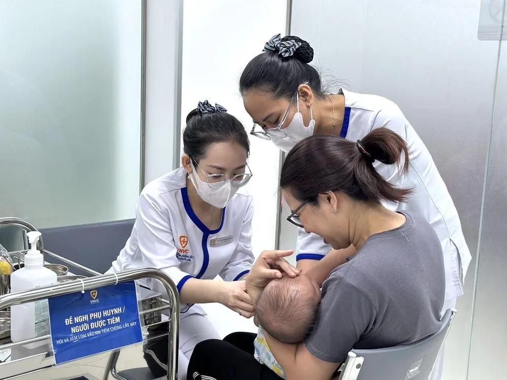 Trẻ tiêm vắc xin phòng bệnh tại VNVC. VNVC và Sanofi ký kết tiến tới hợp tác sản xuất vắc xin tại Việt Nam.jpg