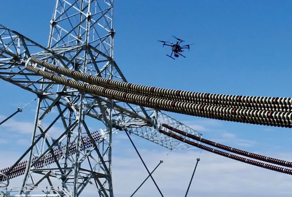 EVNSPC: Tăng cường cảnh báo người dân sử dụng thiết bị Drone gần khu vực lưới điện.jpg