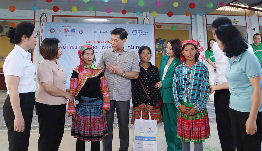 Người dân xã Trung Minh (huyện Yên Sơn, tỉnh Tuyên Quang) được đoàn công tác trao quà, hỗ trợ cuộc sống hậu thiên tai. Manulife trao quà hỗ trợ cuộc sống bà con vùng cao sau thiên tai.jpg