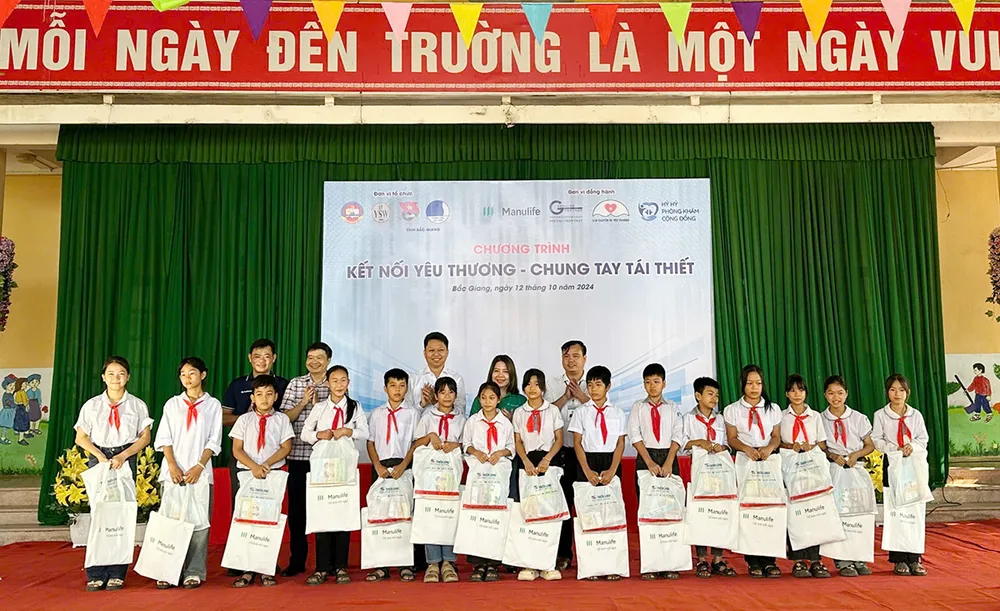 Manulife trao quà cho các em học sinh xã Tân Lập, huyện Lục Ngạn, tỉnh Bắc Giang. manulife-trao-qua-ho-tro-cuoc-song-ba-con-vung-cao-sau-thien-tai.jpg